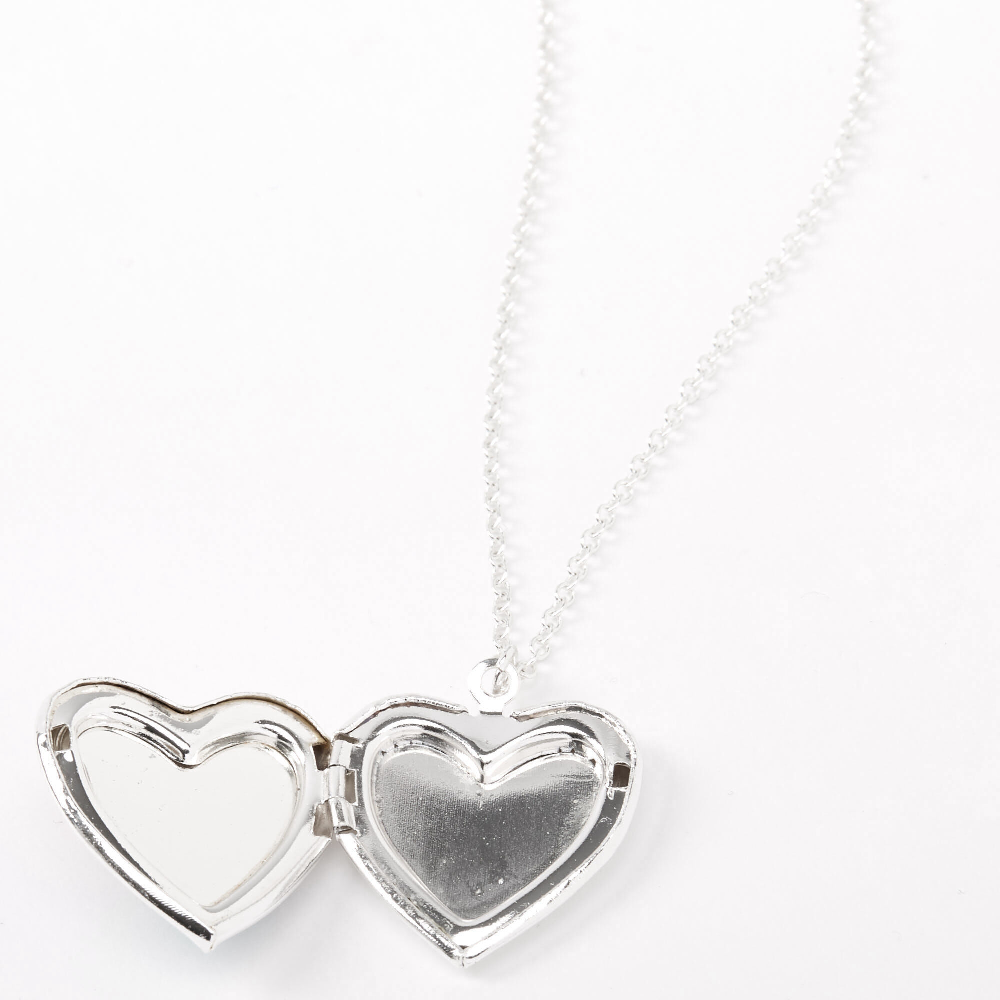 Collier à pendentif avec médaillon cœur et papillon arc-en-ciel couleur argentée,